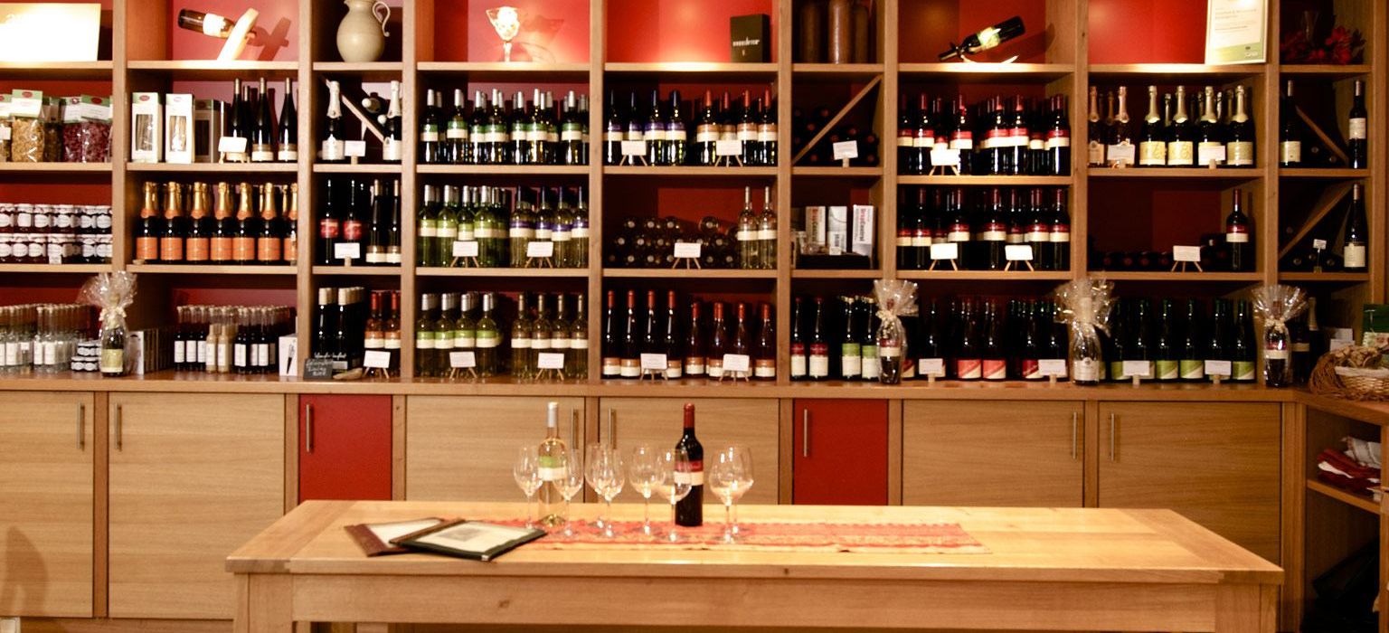 Weinrestaurant & Vinothek Kaisergarten - im Vordergrund ein Tisch zur Verkostung und im Hintergrund ein Weinregal mit Weinen des Weinguts Biegler & Brand